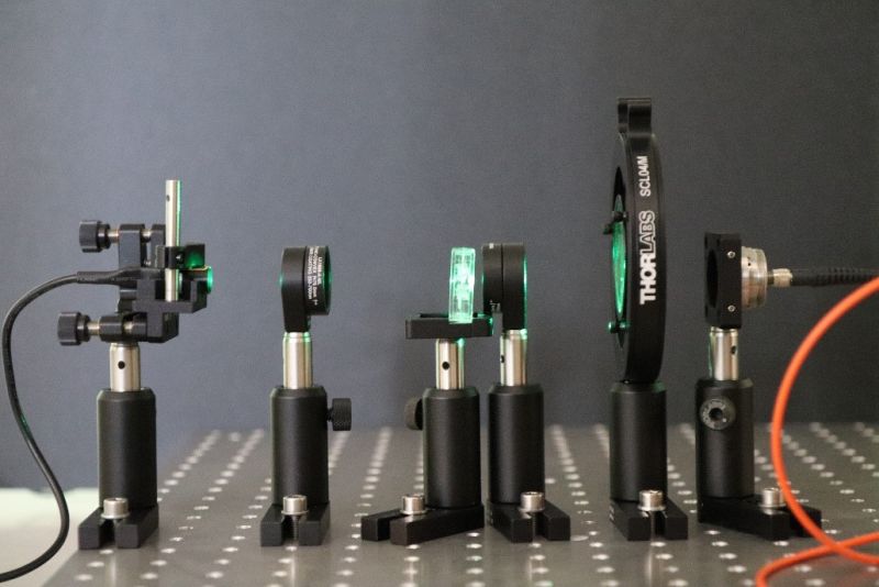 Datei:EXP Quantenphysik AufbauNVFluoreszenzQualitativ.jpg