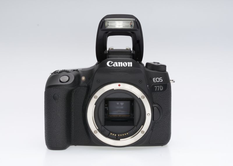Datei:HW Fotografie Canon-77D front.jpg
