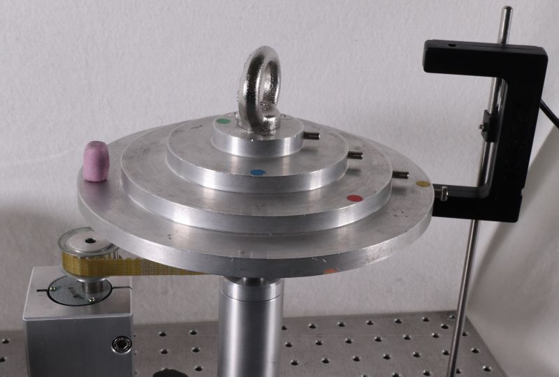 Datei:EXP Mechanik Flugbahn Lichtschranke.JPG