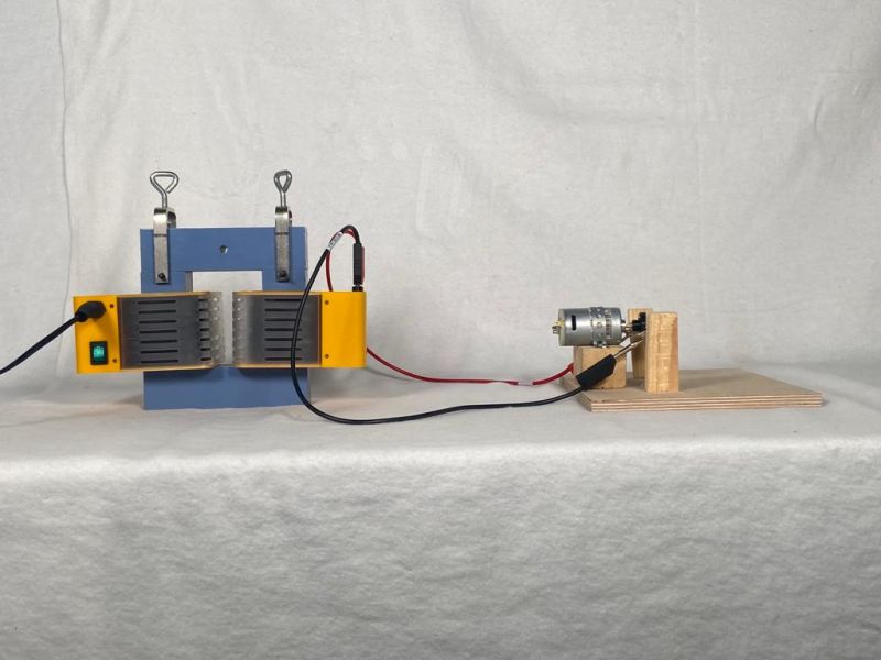 Datei:BP-Teslaspule Elektromagnetismus Funkenstrecke und Trafo.jpeg