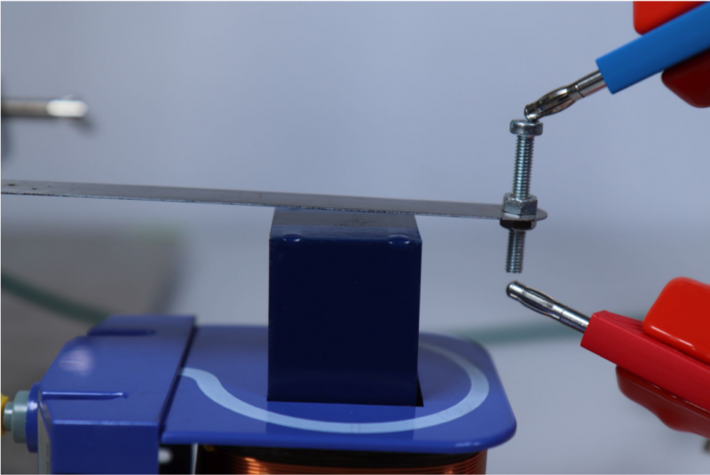 Datei:EXP Elektromagnetismus Relais Schalter oben.PNG