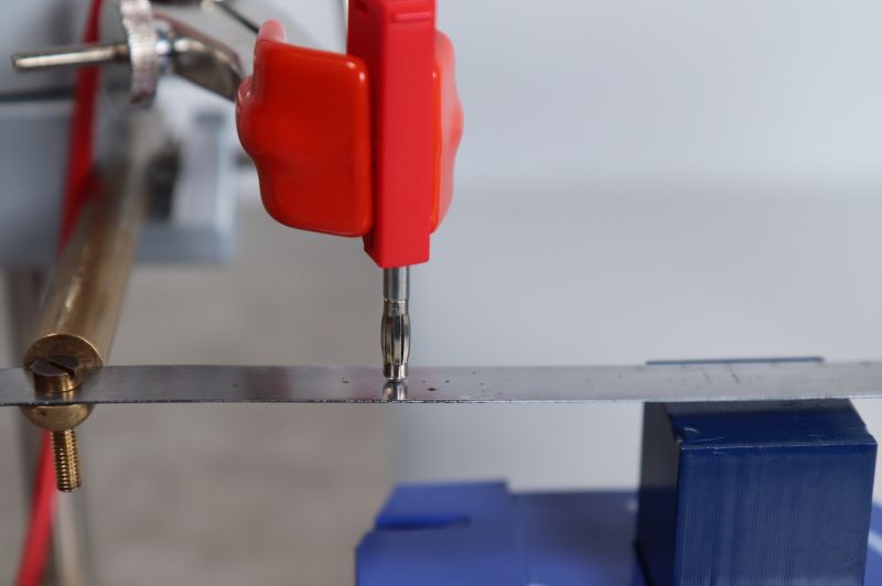 Datei:EXP Elektromagnetismus Detail Kontakt.jpg