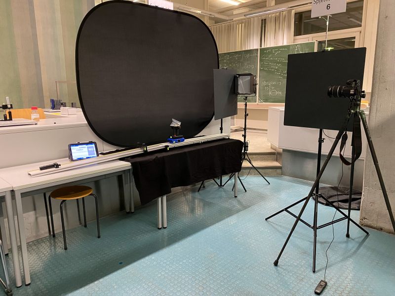 Datei:EXP Mechanik Fotografie-Aufbau zusammengesetzte Bewegung.jpg