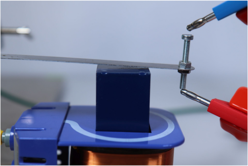 Datei:EXP Elektromagnetismus Relais Schalter unten.PNG