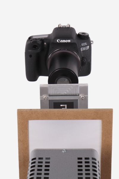 Datei:EXP Optik Lochkamera Versuchsaufbau frontal.jpg