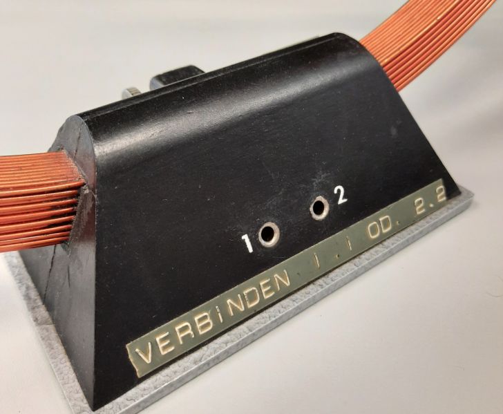 Datei:HW Magnetostatik Helmholtz (Anschlüsse).jpg