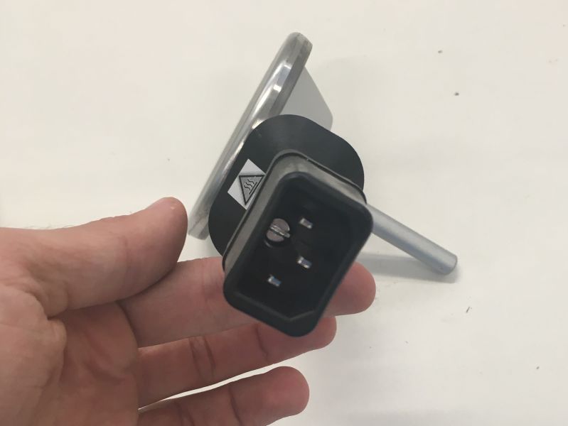 Datei:HW Thermodynamik Heizplatte Kaltgeraeteanschluss.jpg