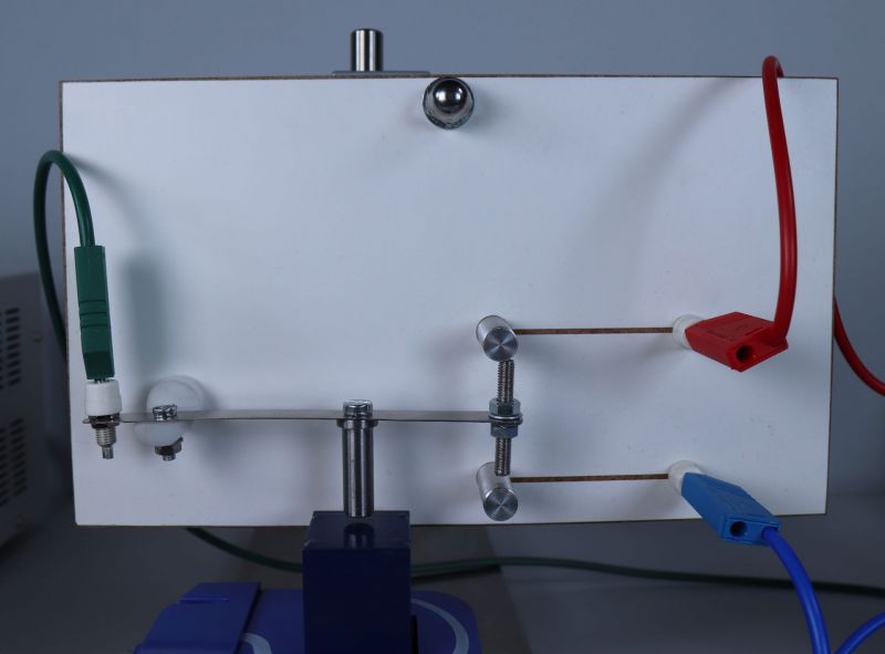 Datei:EXP Elektromagnetismus Detail Platte Eisenkern.jpg