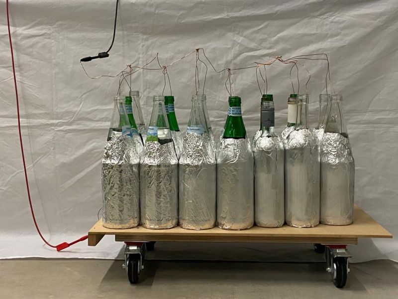 Datei:BP-Teslaspule Elektromagnetismus Flaschenkondensator.jpeg