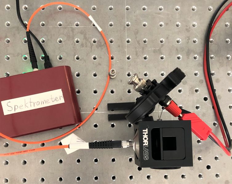 Datei:EXP Quantenphysik Fluoreszenz Versuchsaufbau.jpg