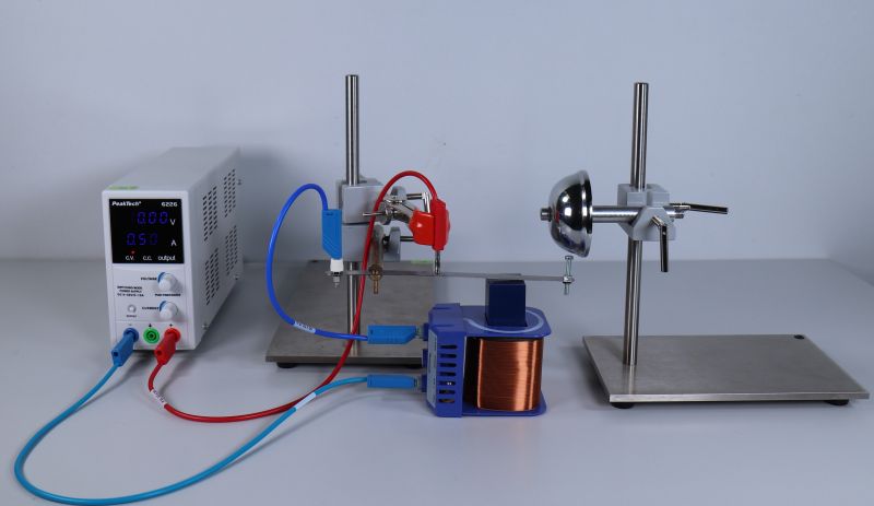 Datei:EXP Elektromagnetismus Klingel Aufbau komplett.jpg