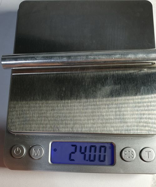 Datei:HW Mechanik Digitalwaage mit Gewicht.jpg