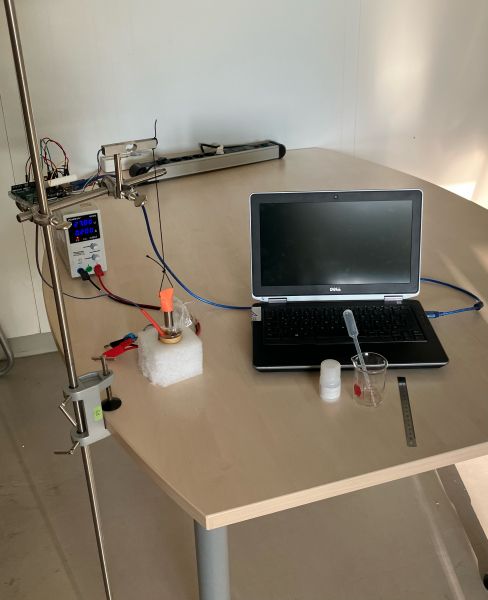 Datei:EXP Suszeptibilität Gesamter Versuchsaufbau.JPG