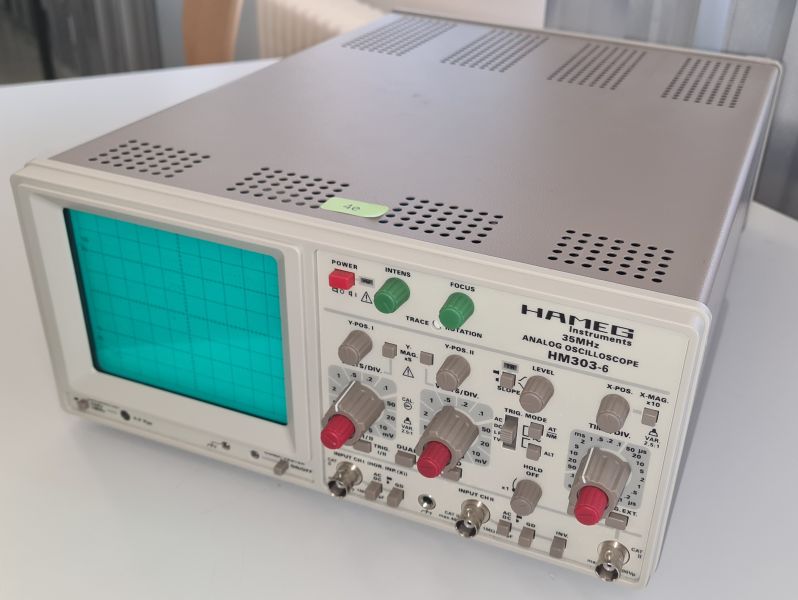 Datei:HW Elektronik Analoges Oszilloskop Draufsicht.jpg