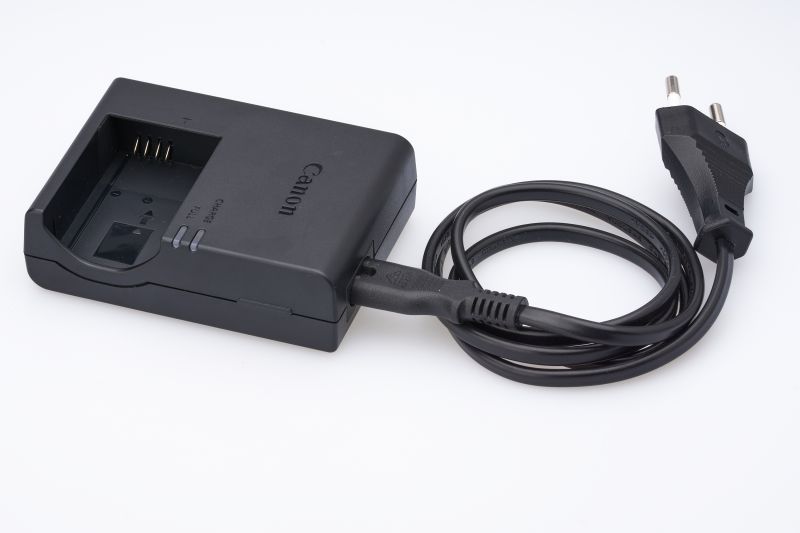 Datei:HW Fotografie Canon 77D Ladegerät.jpg