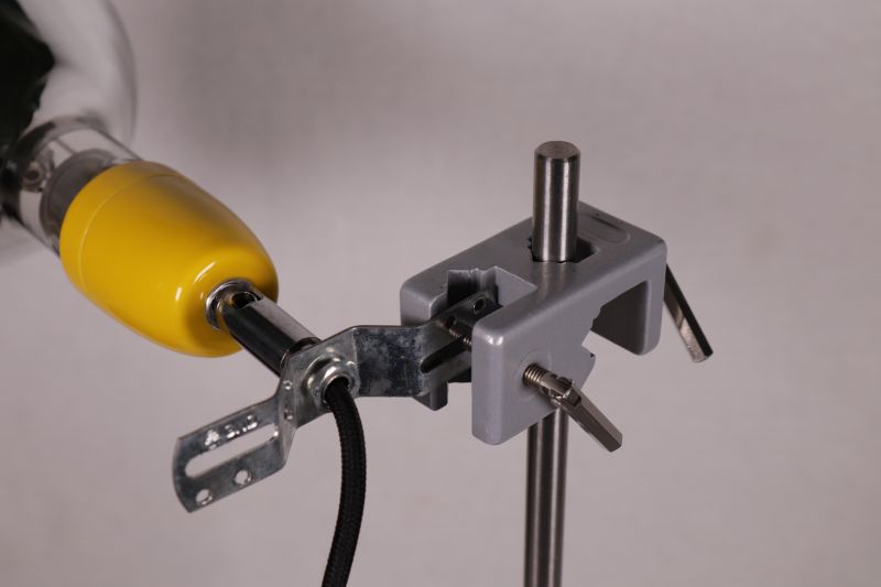 Datei:EXP Quantenphysik Hallwachs-Effekt Lampe-Halterung.jpg