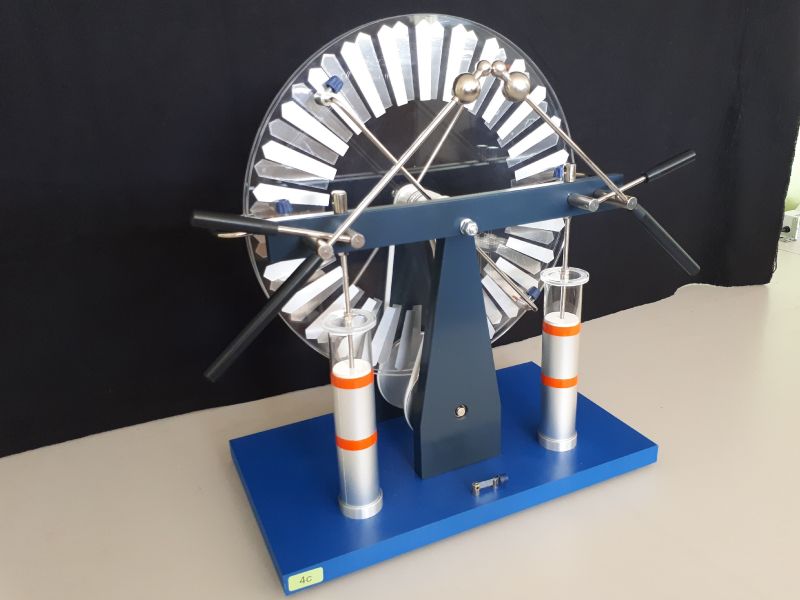 Datei:HW Elektrostatik Influenzmaschine hinten.jpeg