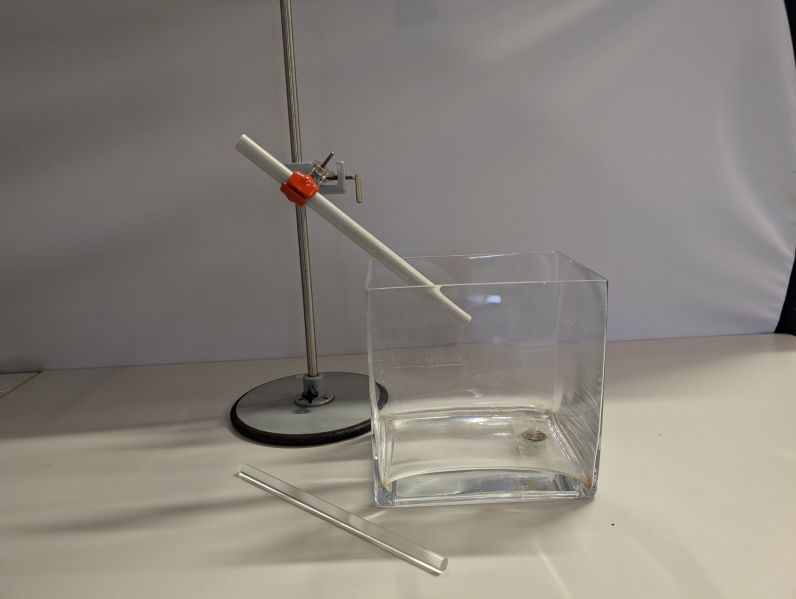 Datei:Material+Versuchsaufbau, Münze im Wasserbecken.jpg