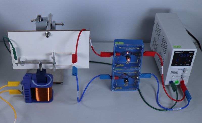 Datei:EXP Elektromagnetismus Kabelverbindungen Relais.jpg
