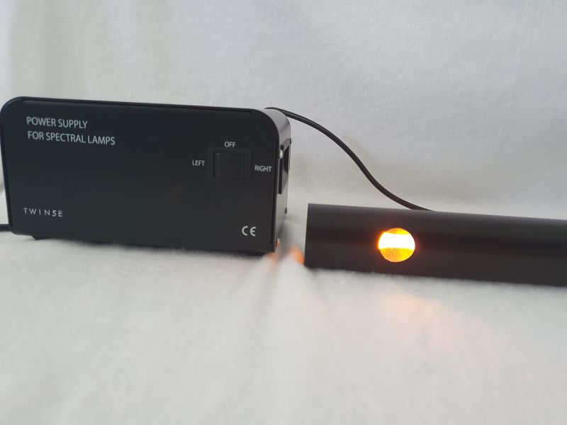 Datei:HW Mechanik Spektrallampe Eingeschaltet.jpg