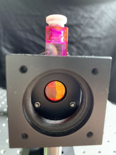 Datei:EXP Optik Farbstofflaser Kuvettenhalterung.JPG