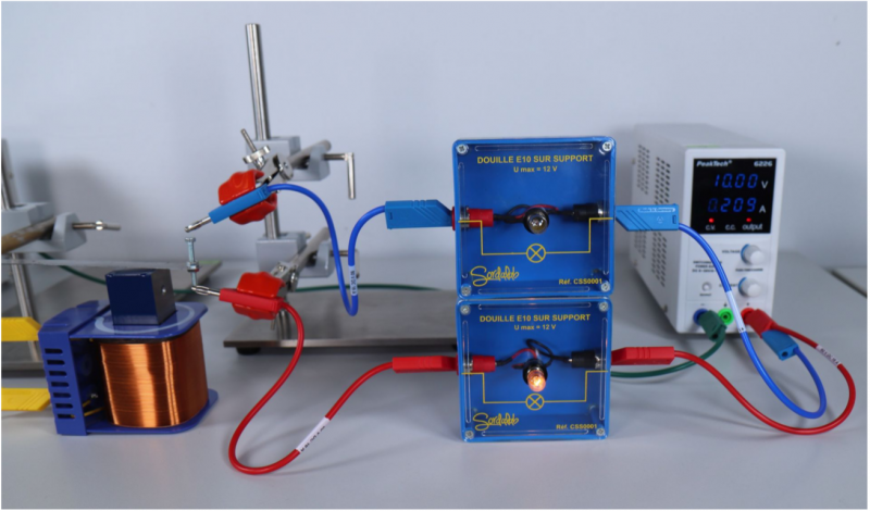 Datei:EXP Elektromagnetismus Relais Lampe unten.PNG
