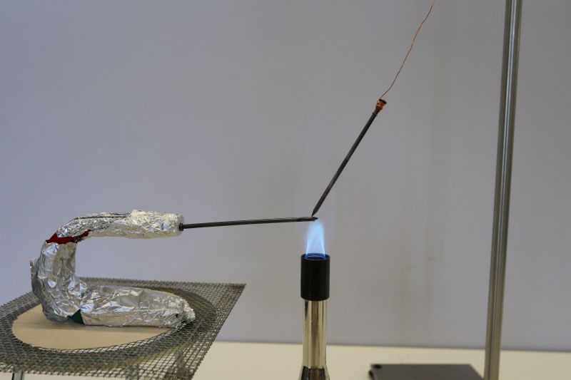 Datei:EXP Magnetostatik Curie Aufbau Feuer.JPG