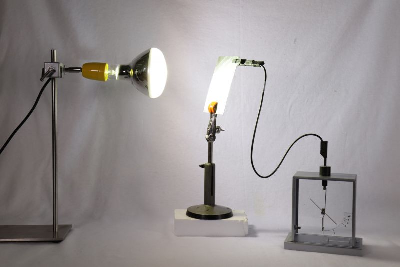 Datei:EXP Quantenphysik Hallwachs-Effekt mit-Ausschlag.jpg