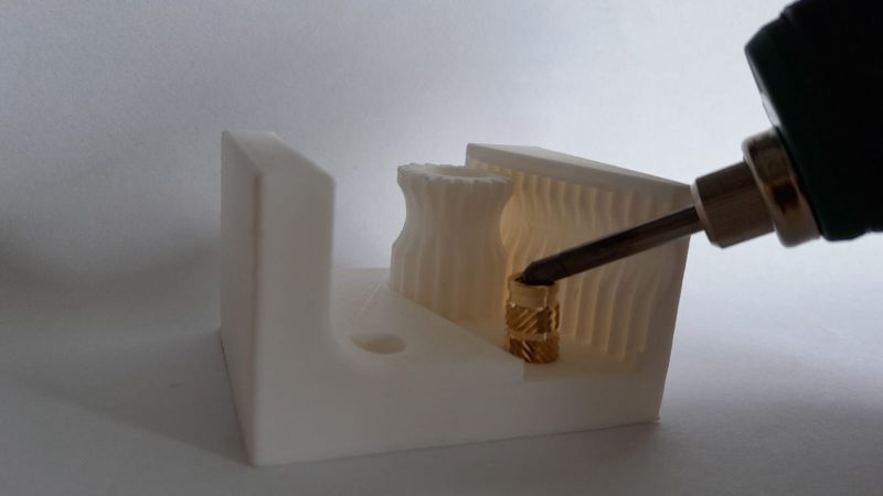 Datei:HW Sonstiges 3DDruck Nachbereiten Schmelzgewinde.jpg