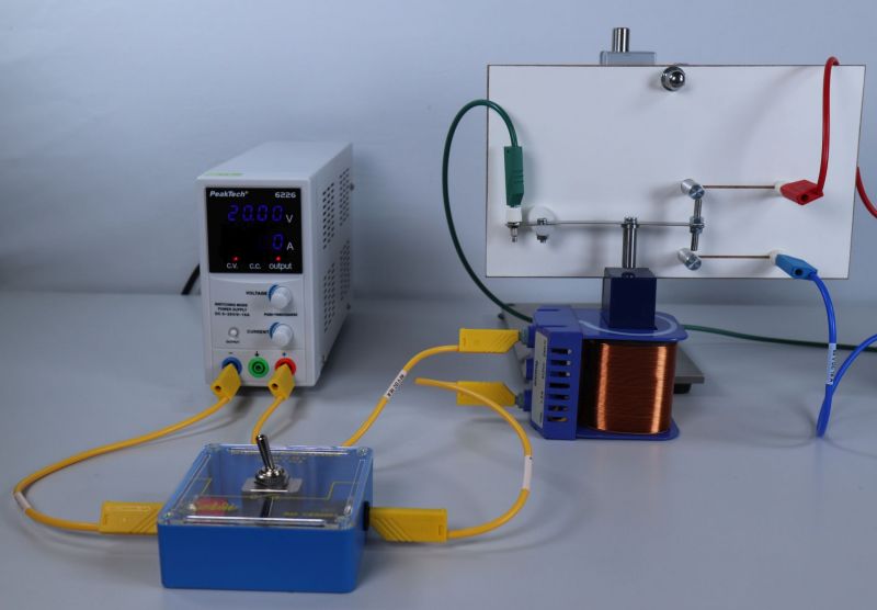 Datei:EXP Elektromagnetismus Spulen Stromkreis Relais.jpg