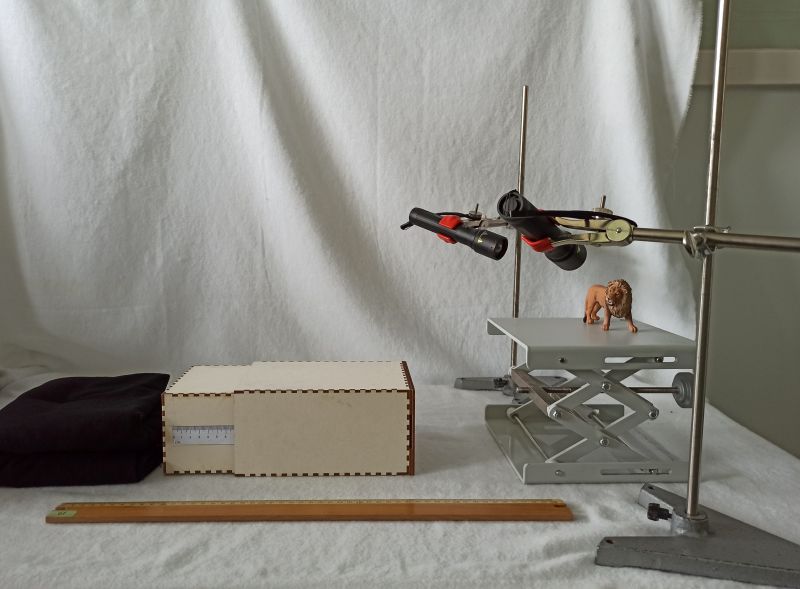 Datei:PL Optik Versuchsaufbau Lochkamera .jpg