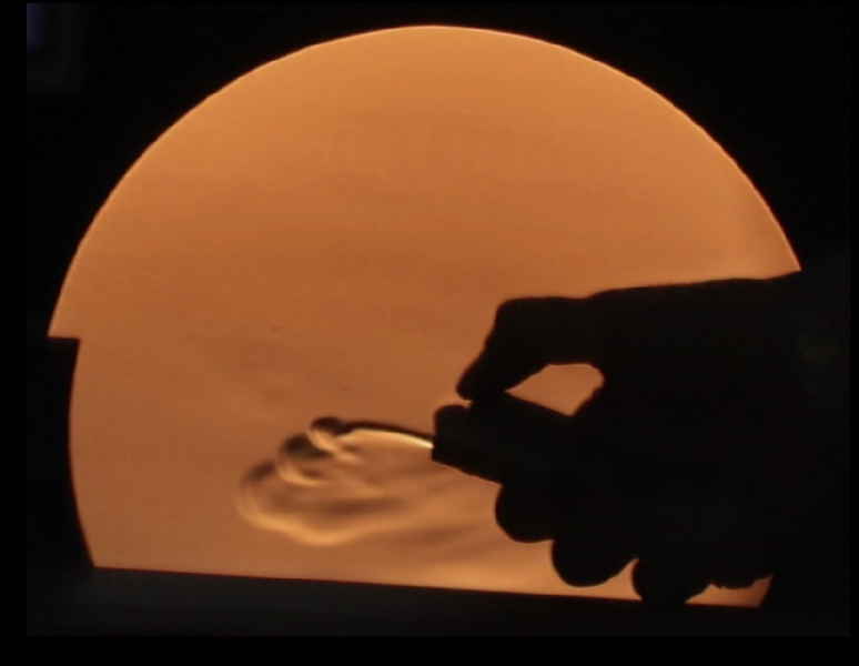 Datei:EXP Fotografie Schlierenfotografie Feuerzeuggas.png