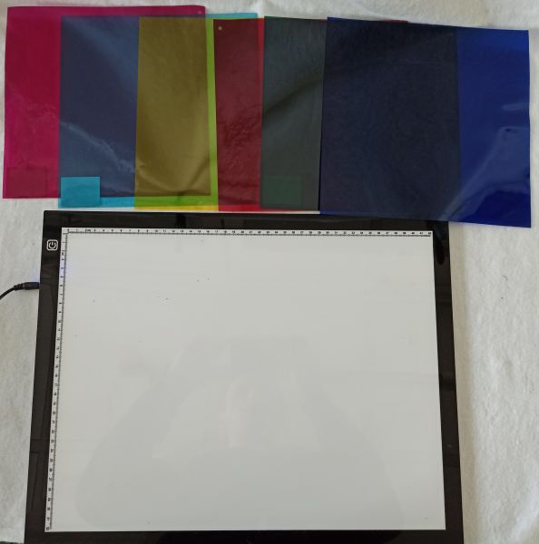 Datei:PL Optik Farbfolien auf Lichtbrett.jpg