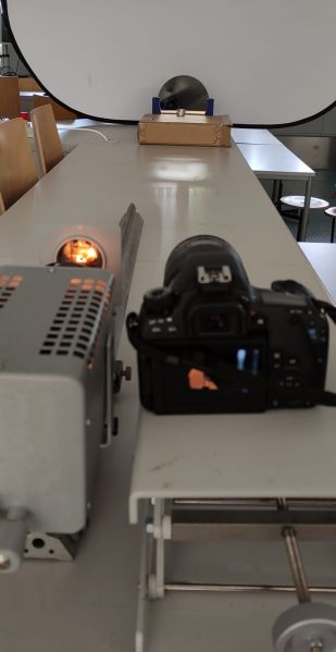 Datei:EXP Fotografie Schlierenfotografie Versuchsaufbau komplett.jpg