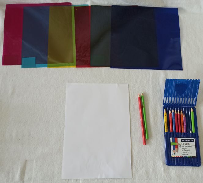 Datei:PL Optik Versuchsaufbau Geheimschrift entschlüsseln.jpg