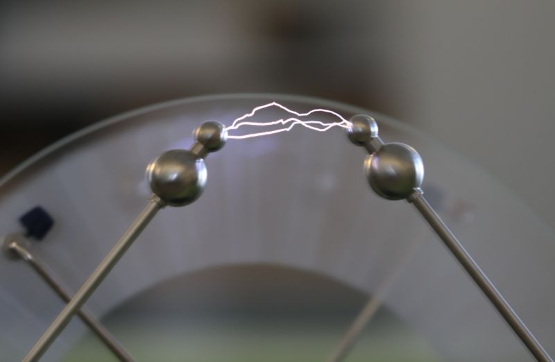 Datei:HW Elektrostatik Influenzmaschine Blitz.jpeg