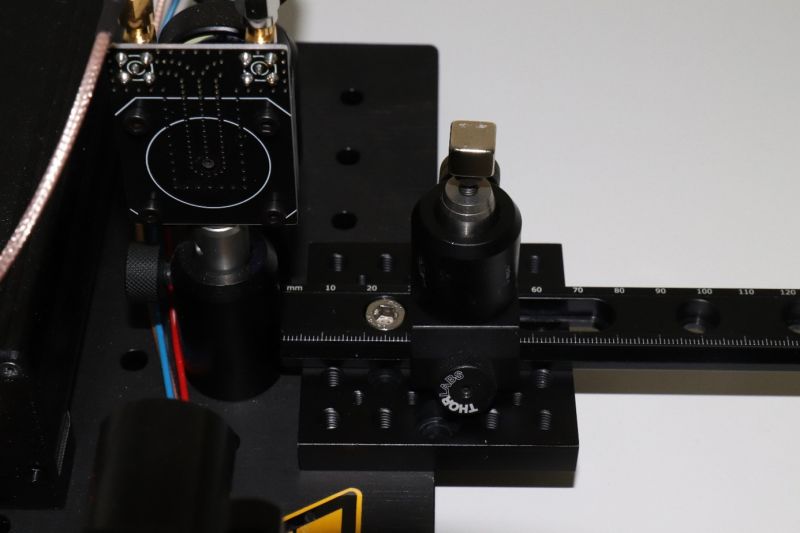 Datei:EXP Quantenphysik NVAdvancedQuantumSchiene.jpg