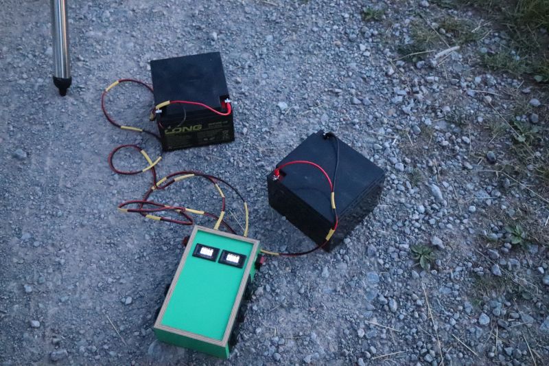 Datei:HW Astronomie Montierung Bleiakku Verteiler.JPG