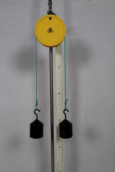 Datei:EXP Mechanik Atwoodsche Fallmaschine front.JPG