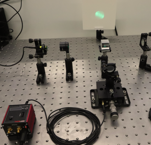 Datei:EXP Optik Michelson-InterferometerErweiterungPiezo.png