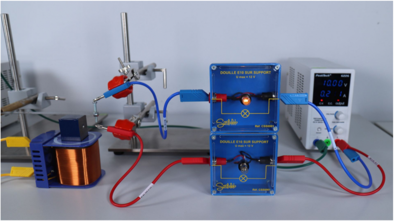 Datei:EXP Elektromagnetismus Relais Lampe oben.PNG