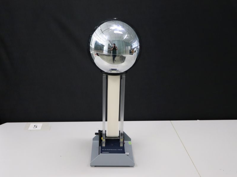 Datei:HW Elektrostatik Bandgenerator Frontansicht.jpg