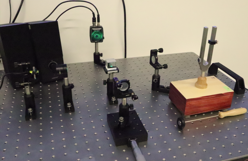 Datei:EXP Optik Michelson-InterferometerErweiterungLautsprecher.png