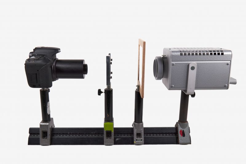 Datei:EXP Optik Lochkamera Versuchsaufbau seitlich.jpg