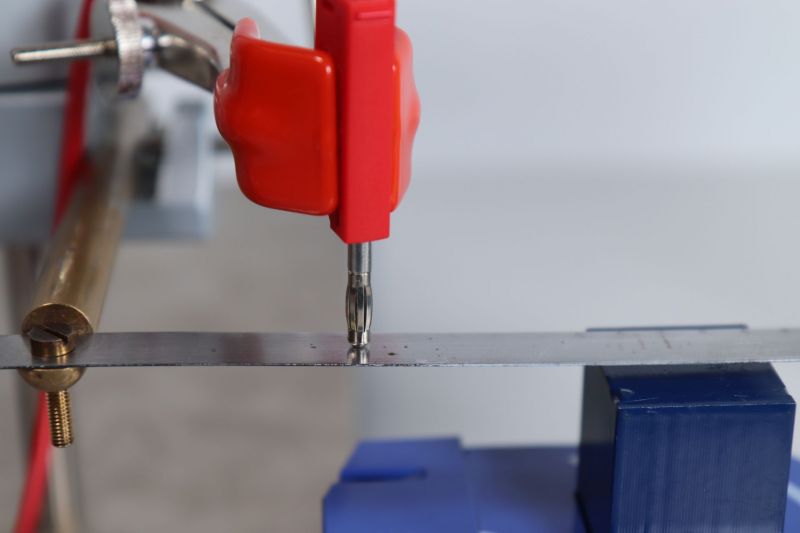 Datei:EXP Elektromagnetismus Detail Kontakt komprimiert.jpg