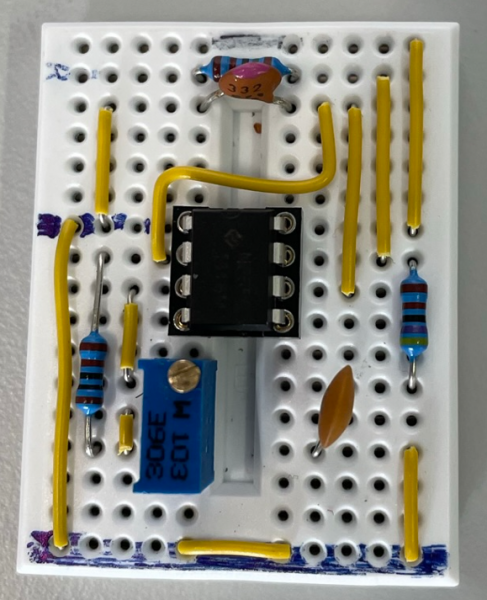 Datei:EXP Wellen Dopplereffekt Platine gesteckt.PNG