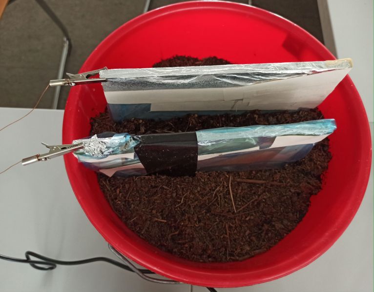 Datei:BP Elektronik Blumentopf für Kapazitätsmessung.jpg